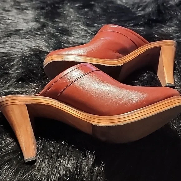 Connie Women's Red Heeled Mules. Lightly Used. Size 8M. - Picture 6 of 8